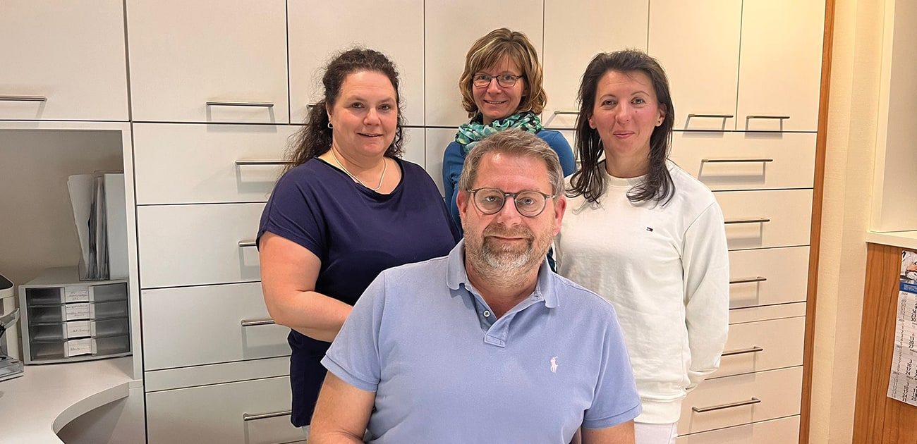 Von links nach rechts: Britta Heinrich, Kathleen Sandig, Adelita Schirmer; vorne: Dr. Michael Müller